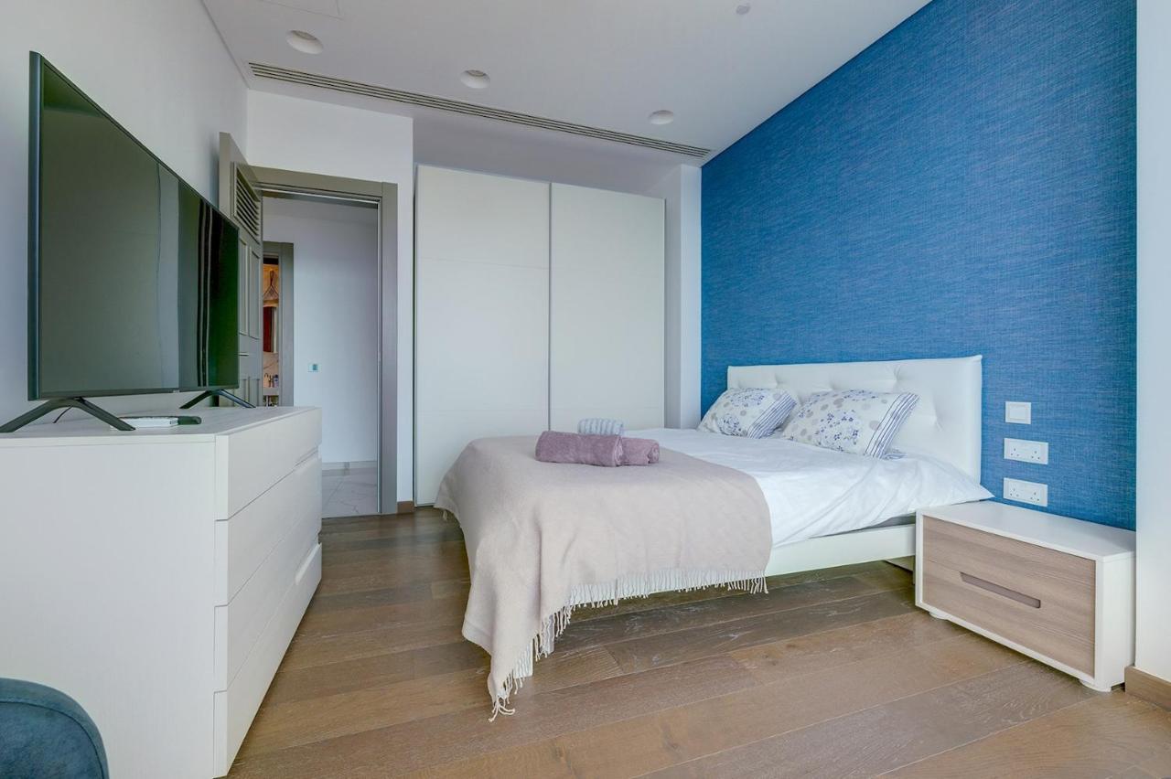Super Luxury In Tigne Point, Amazing Sea Views Apartment Sliema