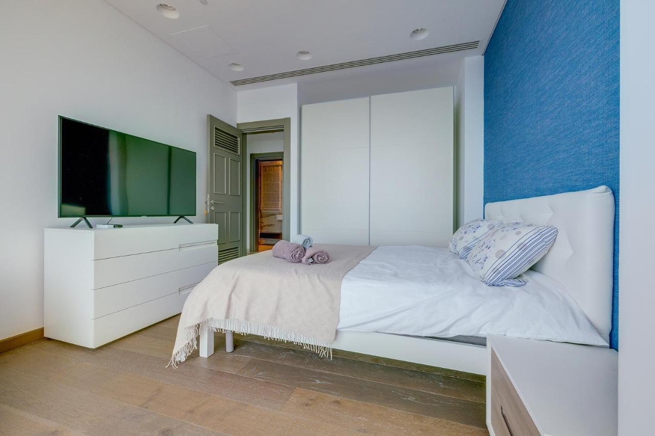 Super Luxury In Tigne Point, Amazing Sea Views Apartment Sliema